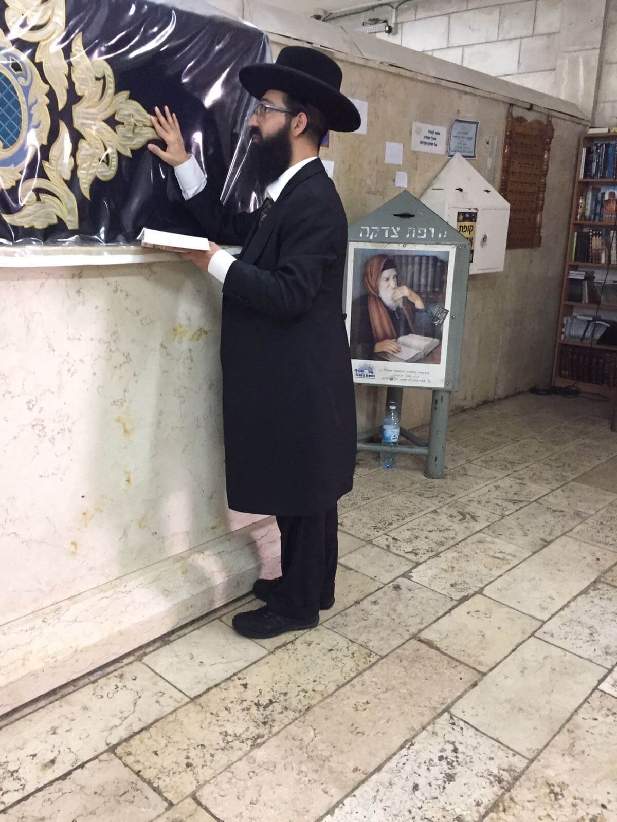 הרב עולה לקבר הבאבא סאלי