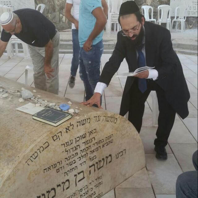 הרב עולה לקבר הרמב''ם